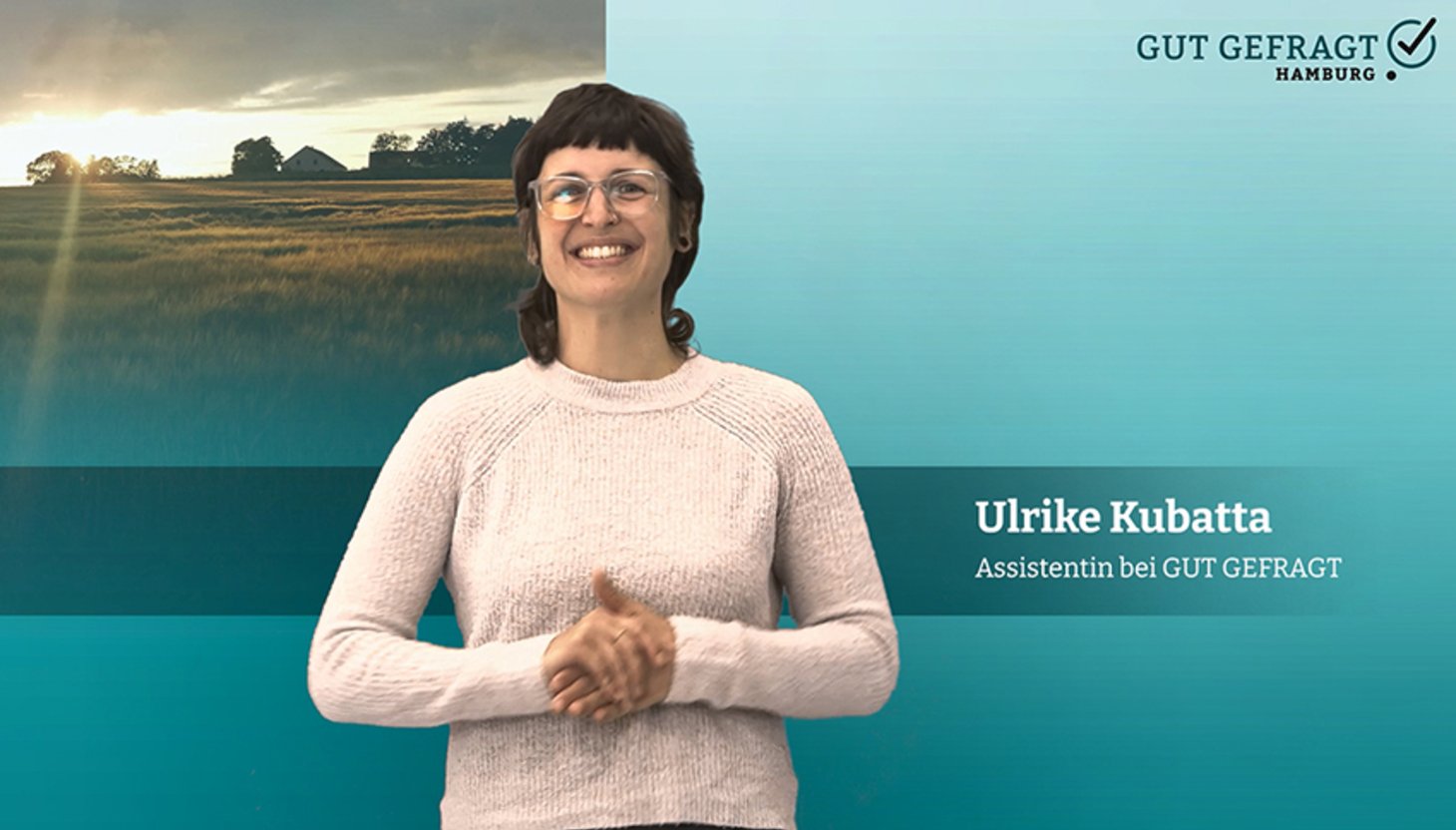 Eine Assistentin von GUT GEFRAGT steht vor einem Landschaftsfoto. Rechts daneben ist ihr Name eingeblendet - wie im Video auch.