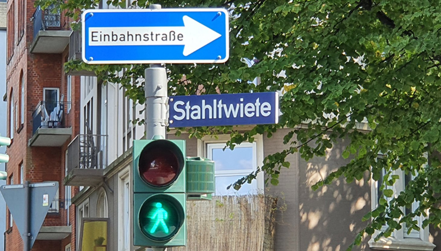 Eingang zum neuen Bürogebäude von GUT GEFRAGT in der Stahltwiete 23 in Hamburg.