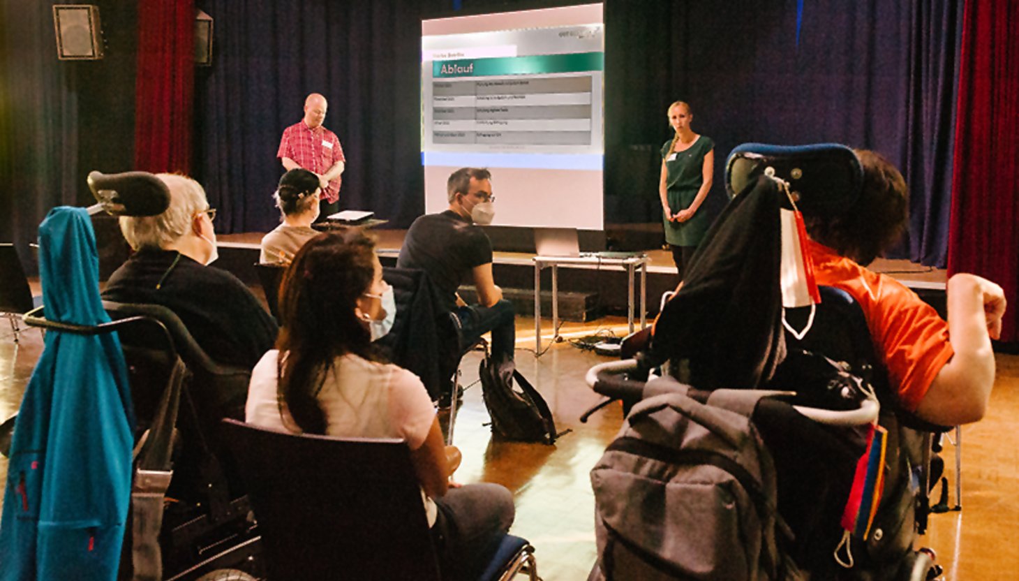 5 Beiräte und Beirätinnen hören der Präsentation von GUT GEFRAGT über das Training Starke Beiräte zu.