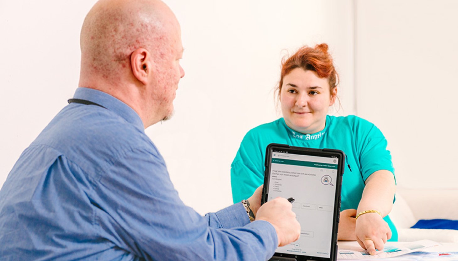 eine Frau und ein Mann mit einem Tablet-Computer