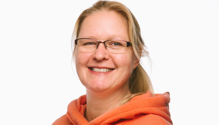 Der Kopf von einer Frau, die lächelt