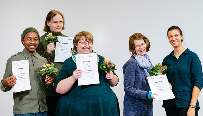5 Personen: 4 Auszubildende mit ihren Abschluss-Zertifikaten und die Ausbildungsleiterin von GUT GEFRAGT.