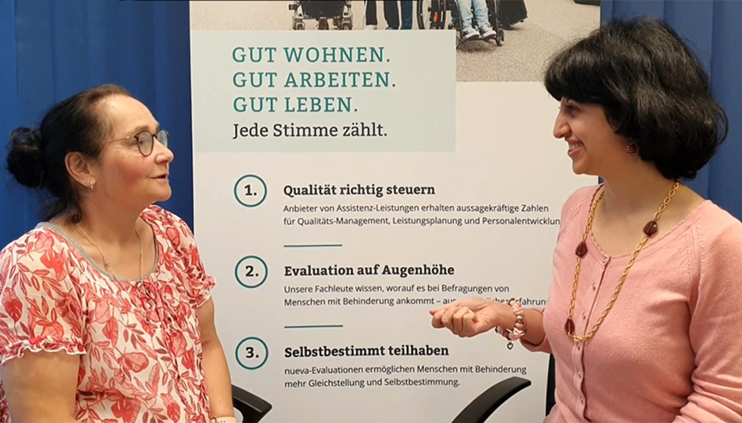 2 Frauen, die sich miteinander unterhalten