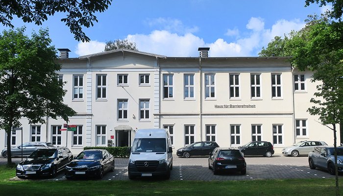 Ein großes weißes Haus mit 2 Etagen