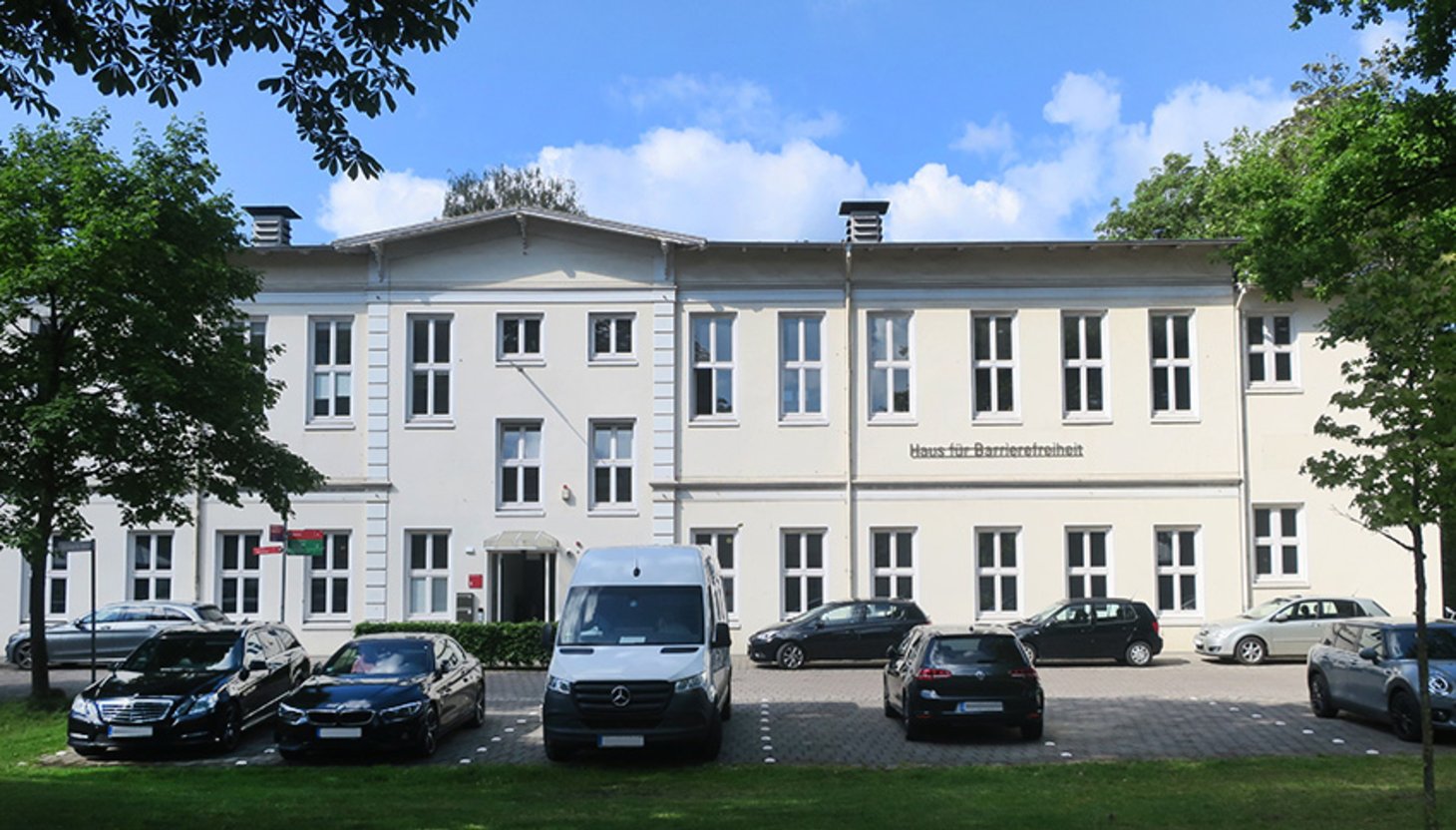 Ein großes weißes Haus mit 2 Etagen
