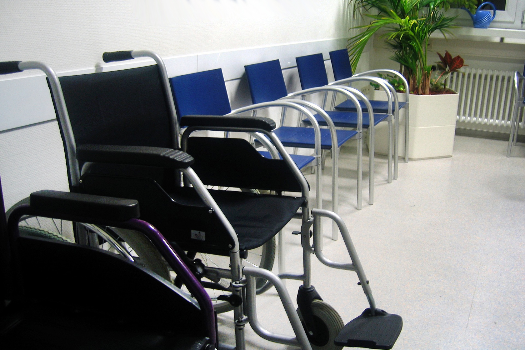 Ein Rollstuhl und 4 Stühle in einem Wartezimmer