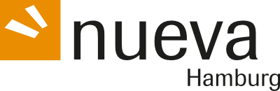 Das Logo von nueva Hamburg. Es besteht aus einem orangen Quadrat mit zwei weißen Strichen. Daneben steht nueva und schräg rechts darunter Hamburg.