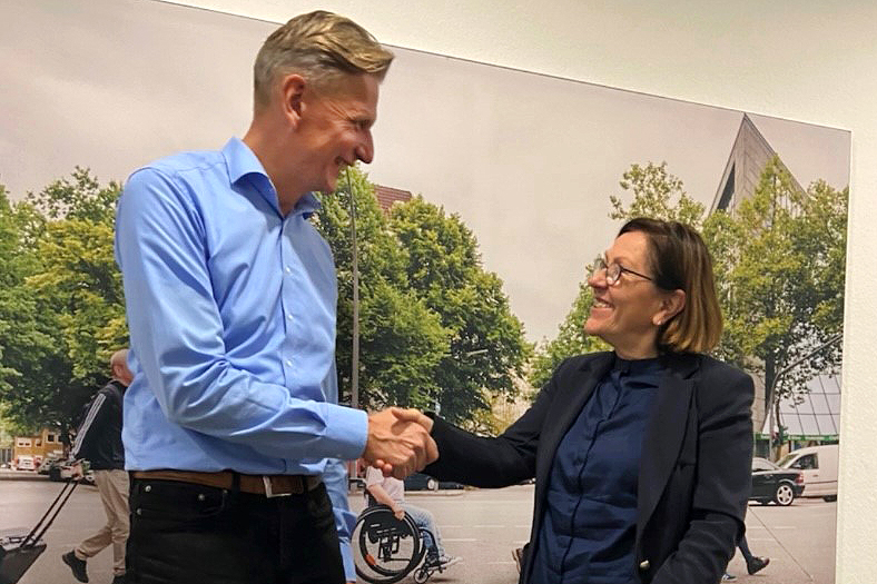 Thorsten Ellersiek gibt Regine Jäck die Hand
