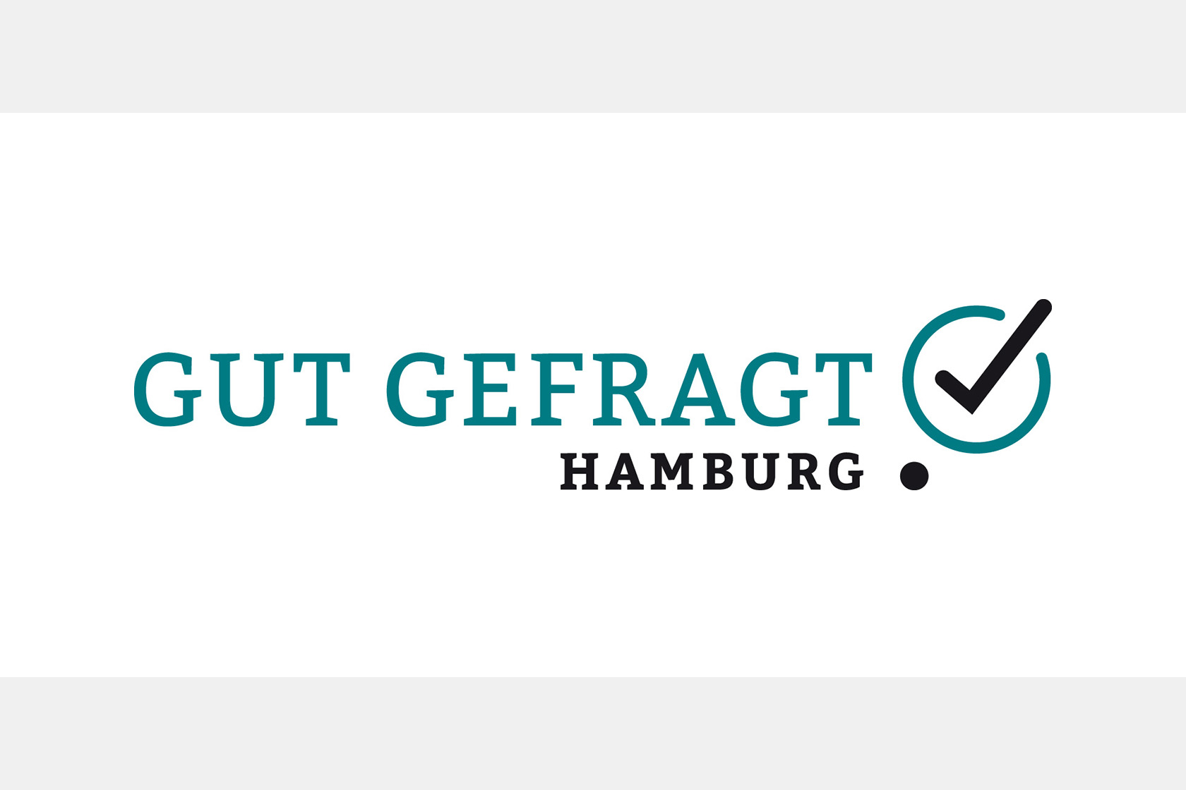 Logo von GUT GEFRAGT: Es zeigt den Firmennamen in Großbuchstaben und blaugrüner Schrift. Daneben ist ein schwarzer Haken in einem blaugrünen Kreis. Darunter steht Hamburg in Schwarz.